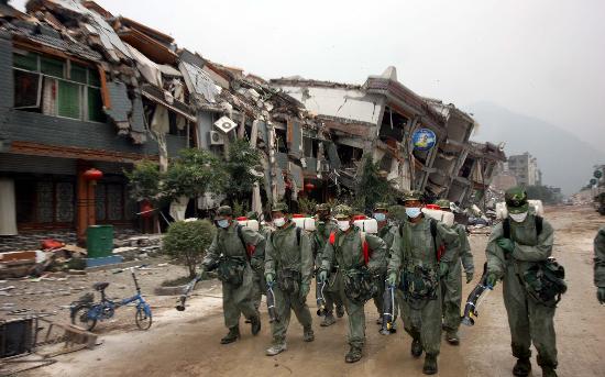 图文某防化团战士对北川县城进行地毯式消毒