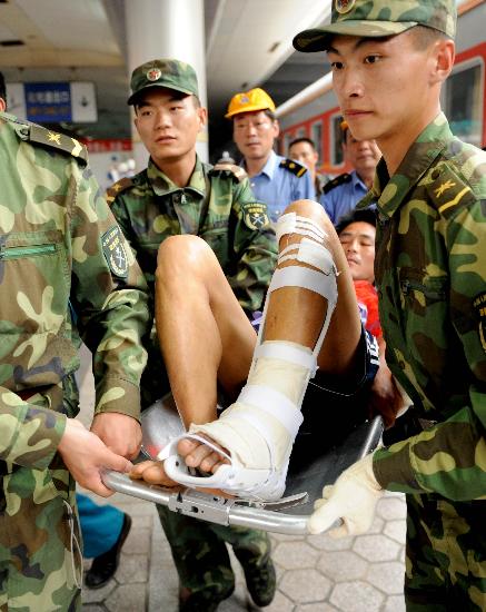 图文:四川地震灾区伤员抵达郑州接受治疗