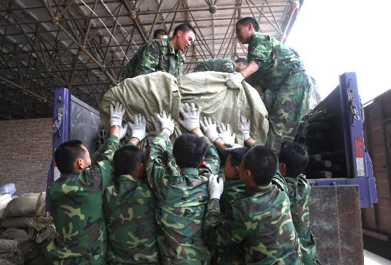 图文二炮驻甘肃天水战士在搬运救援物资