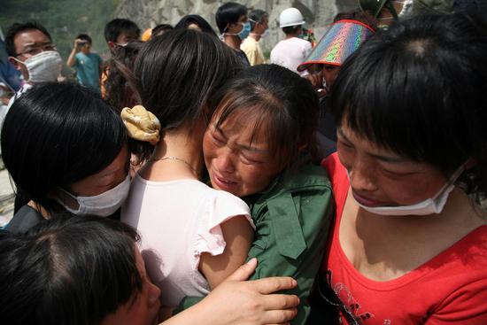 图文:得救灾民抱在一起哭泣