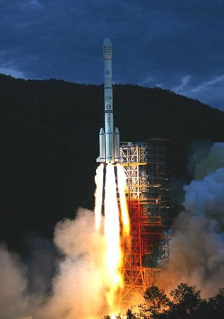 图文中星9号直播卫星在西昌发射升空