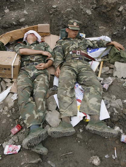 图文:劳累的武警水电官兵倒在地上进入梦乡