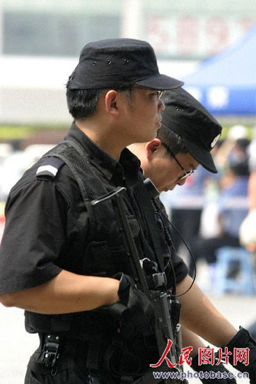 图文:两名特警在北京西站广场执勤