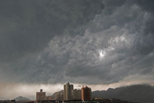 图文浙江苍南瞬间乌云密布风雨雷电交加
