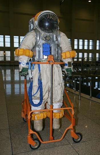图文:航天员水槽训练服