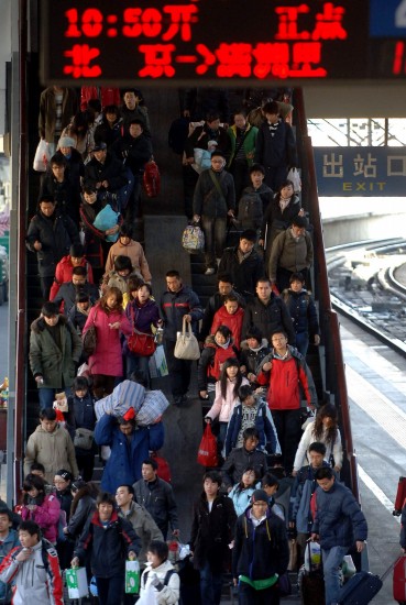 图文:旅客在北京火车站进站上车