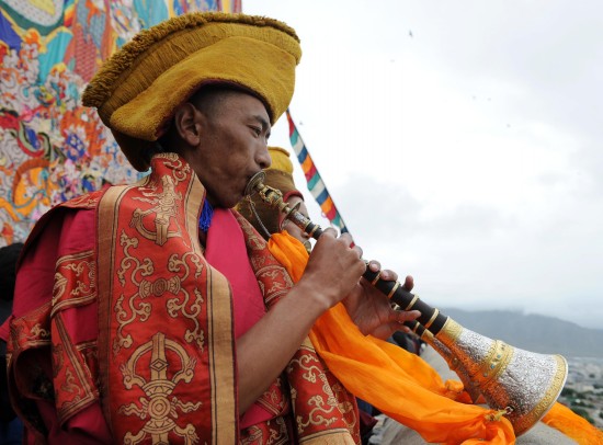 图文:西藏喇嘛在展佛节上吹法号