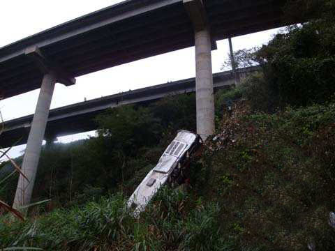 京珠高速韶关段1辆客车坠崖致4死5重伤(组图)