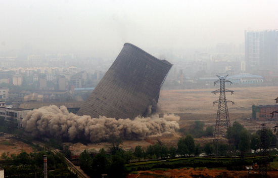 组图成都一座百米高冷却塔成功爆破