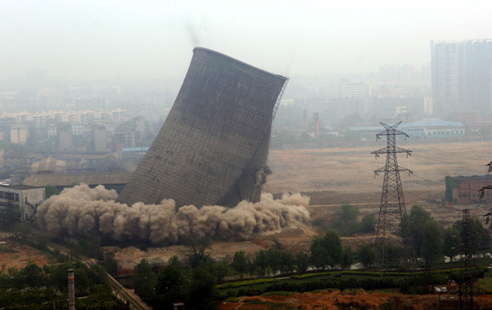 组图成都一座百米高冷却塔成功爆破