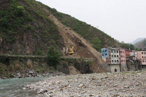 重庆巫溪县出现山体垮塌致道路被阻组图