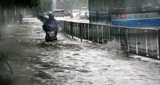 组图:南京遭遇大暴雨路面积水