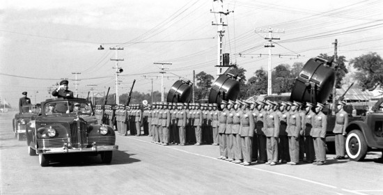 图文朱德总司令检阅探照灯部队