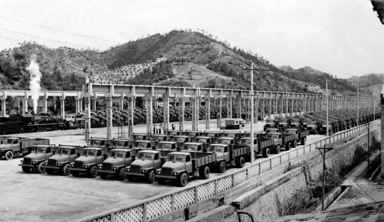 我国第二汽车制造厂生产的五吨民用载重汽车正源源外运,支援祖国各地