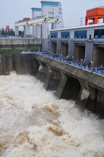 组图:葛洲坝三江航道开闸冲沙