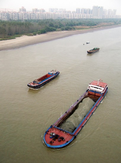 10月29日,几艘空载或半载的运沙船在长江南京下关段航行