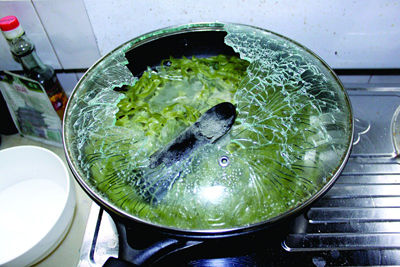 正煮面条 玻璃锅盖爆裂(图)
