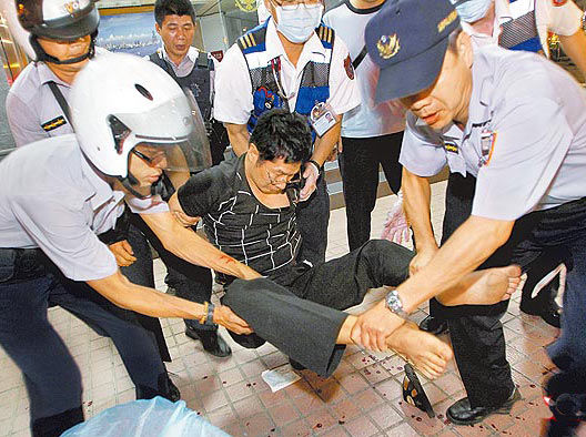 为小三休妻却惨遭抛弃台一男子警局割腕自残图