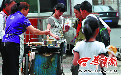 一袋牛奶一个蛋不少学生早餐很单调(图)