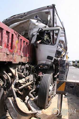 浙江甬台温高速发生追尾9人死亡(图)