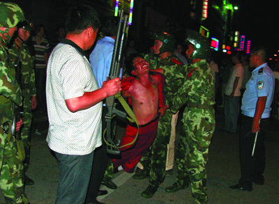 水枪喷射 制服劫持人质疑犯(图)