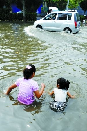 北京昨日暴雨多处路段积水 副市长要求追责(图)