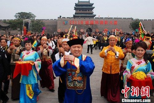 10月1日,山西平遥县委副书记,县长卫明喜(中)亲自出演的"清代县太爷"