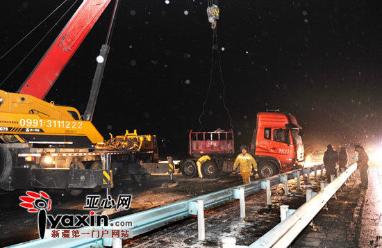 雪后路面湿滑 新疆吐乌大高速路交通事故频发(图)