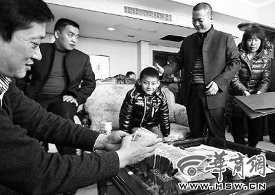 父亲赵永明在一旁抚摸他的头以示鼓励本报记者闫文青摄旬阳一家境贫寒