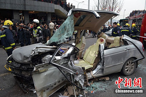 2月7日电(韩璐)7日15时许,重庆市江北区观音桥建新南路发生一起车祸