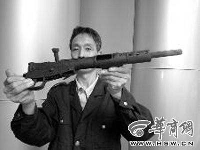十几年前挖出生锈冲锋枪 现在确认没杀伤力也要上交(图)_新浪新闻