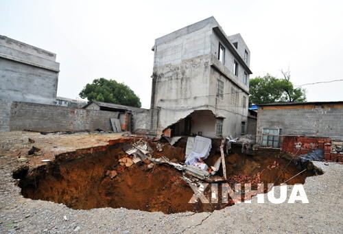 广西柳州村庄地面塌陷数栋楼房瞬间沉没(图)