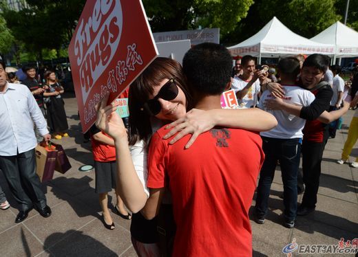 申城老外集体求拥抱走上街头倡导无偿献血图