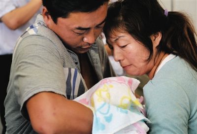 昨晚,被產科醫生張淑俠拐賣的雙胞胎女嬰在富平縣人民醫院與父母團聚.