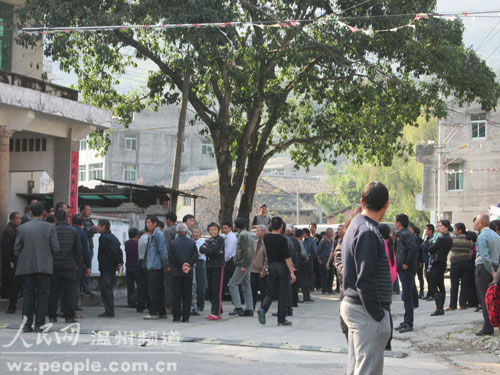 八旬老人意外身亡,围观村民久聚不散