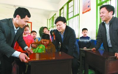 当天,湖南省回春堂药业有限公司在涟源市七星街镇姜国慧爱心小学举办"