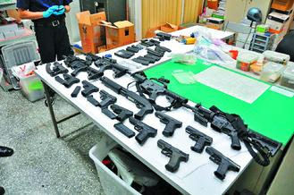 台中检警查获大批枪械,杀伤力强大.来源:台湾《联合报》