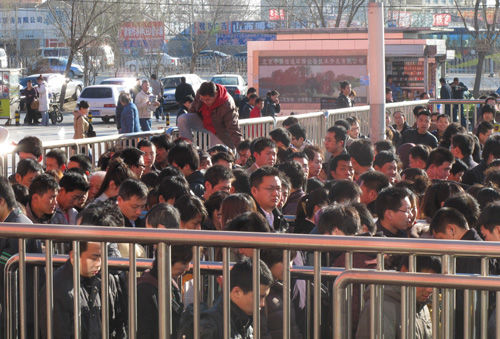2011年3月16日,地铁天通苑北站,不堪忍受分流排队的人翻越栏杆