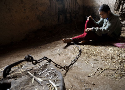 陕西乾县,陈生社18岁时精神失常,22岁那年被父母用铁链锁住,囚禁至今