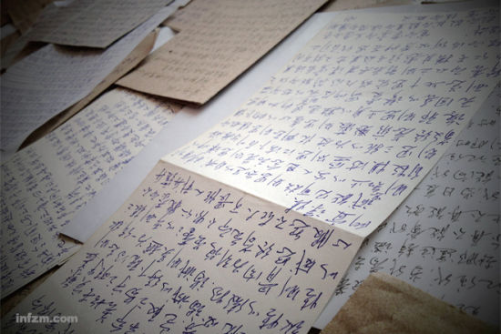 刘德山在看守所内用废纸片写下的读书笔记。 （南方周末记者 刘长/图）