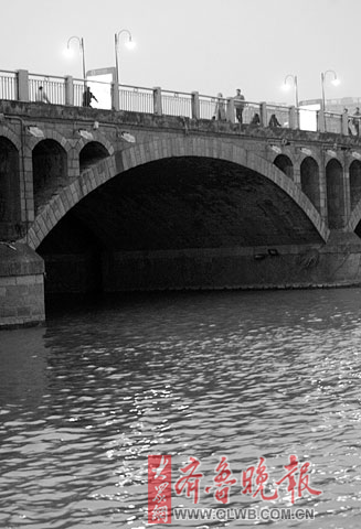 金华城南大桥,桥面距水面约有10米,孟祥斌就是由此一跃而下,没有丝毫