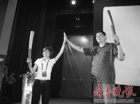 巩晓彬邢慧娜演示传递标准动作