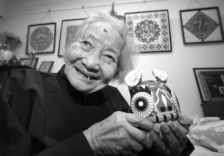 南京第一寿星胡家芝老人,今年2月刚过完112岁生日.