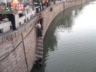 女子欲跳河鲤城消防急解救