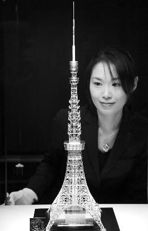 12月3日,在日本首都东京,日本银座老字号珠宝店田中贵金属公司的职员