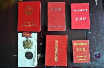 这些证书和奖章记录着阿婆一生的光荣