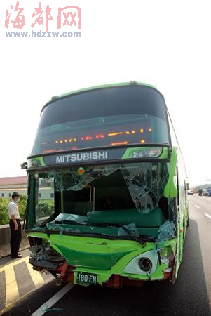 大巴连撞15辆车 4人丧生