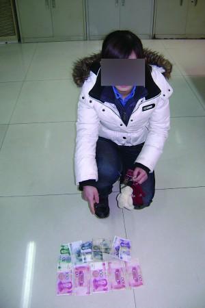 王某正在指认赃物.