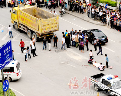 司機開車打手機 渣土車軋死一女