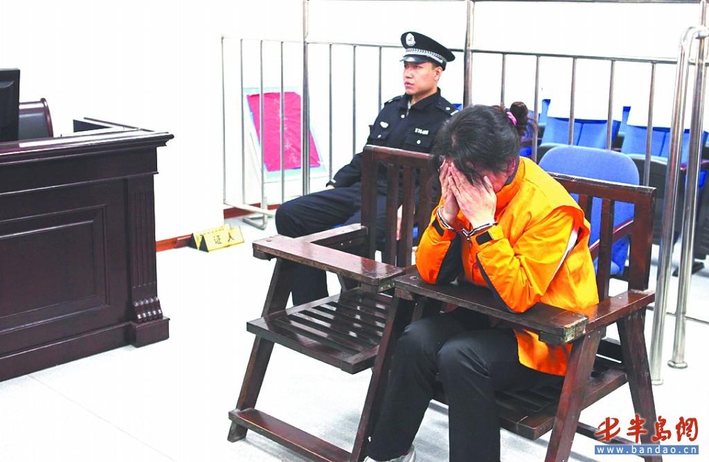 刘某在庭审现场掩面而泣.